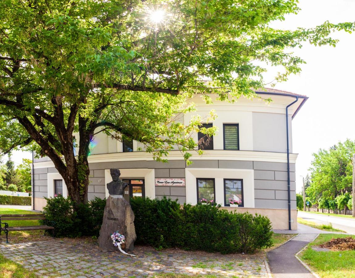 Corso Lux Apartman Gyula Exterior foto
